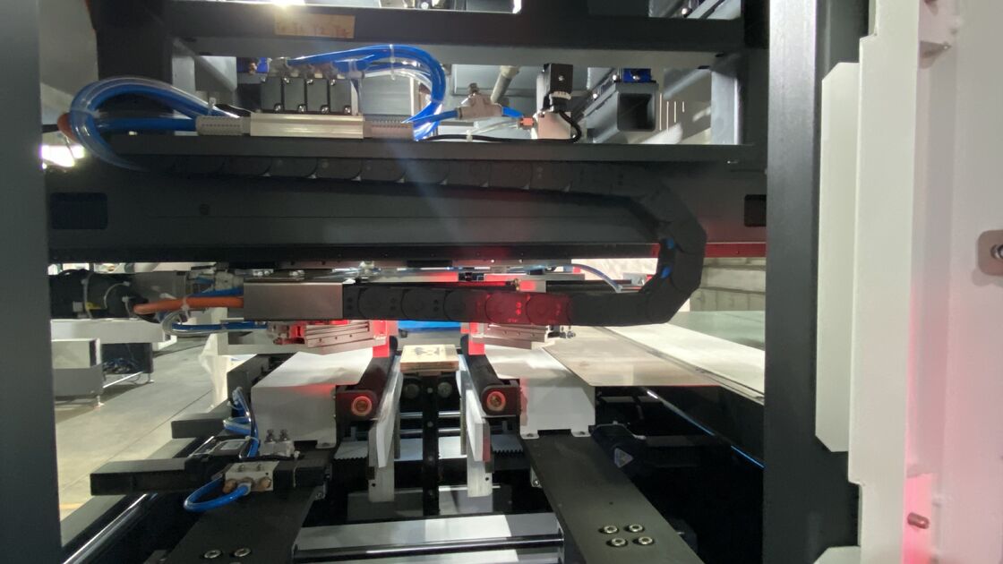 เครื่องทำกล่องแข็งแบบป้อนคู่ขึ้นรูปคู่ ความเร็วสูง แม่นยำสูง ควบคุมด้วยเซอร์โวเต็มรูปแบบ